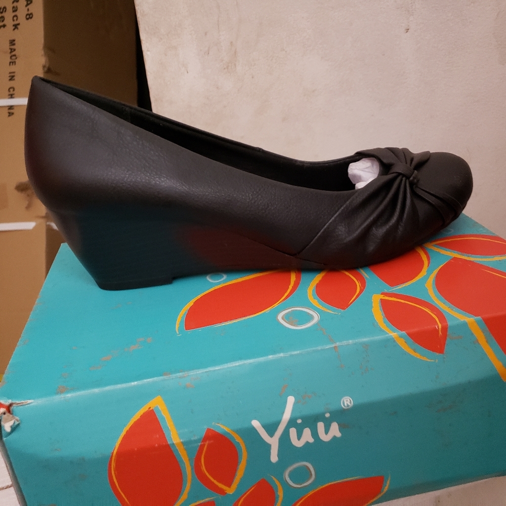 New Yuu black wedge dress shoe sz 11